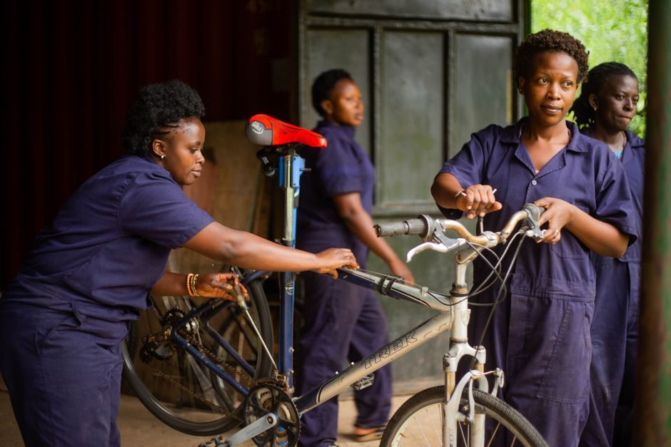 Membres de l'association réparant des vélos ensemble dans l'atelier
