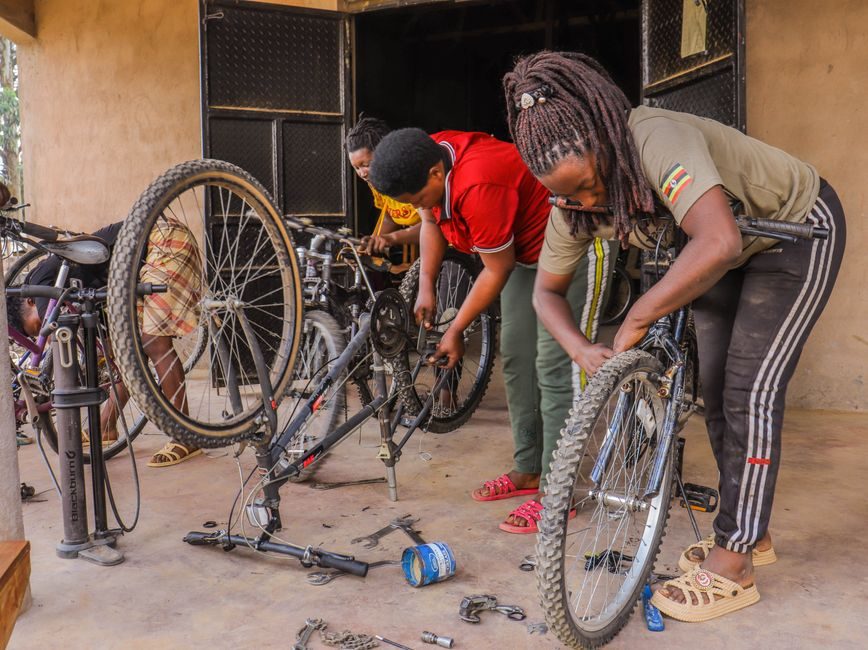Atelier collectif de réparation de vélos animé par l'association VELOLOGUE