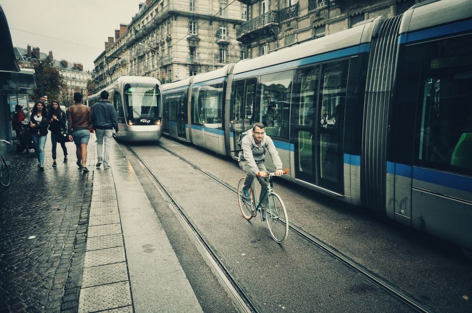 Cycliste circulant en ville, en route vers l'atelier