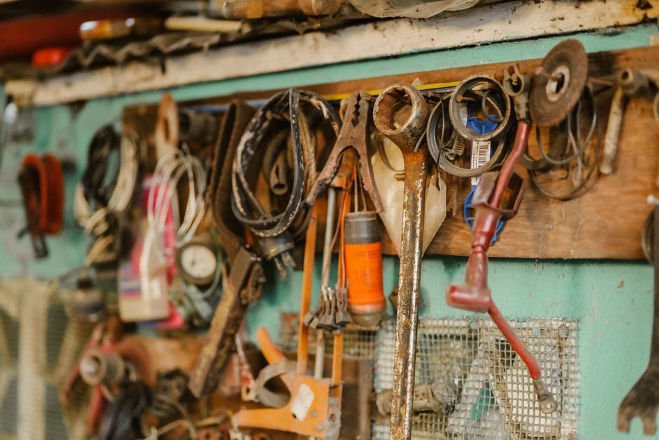 Mur d'outils de l'atelier vélo, câbles et pièces détachées