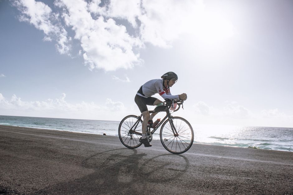 Cycliste en sortie longue sur le littoral de l'Ouest de La Réunion