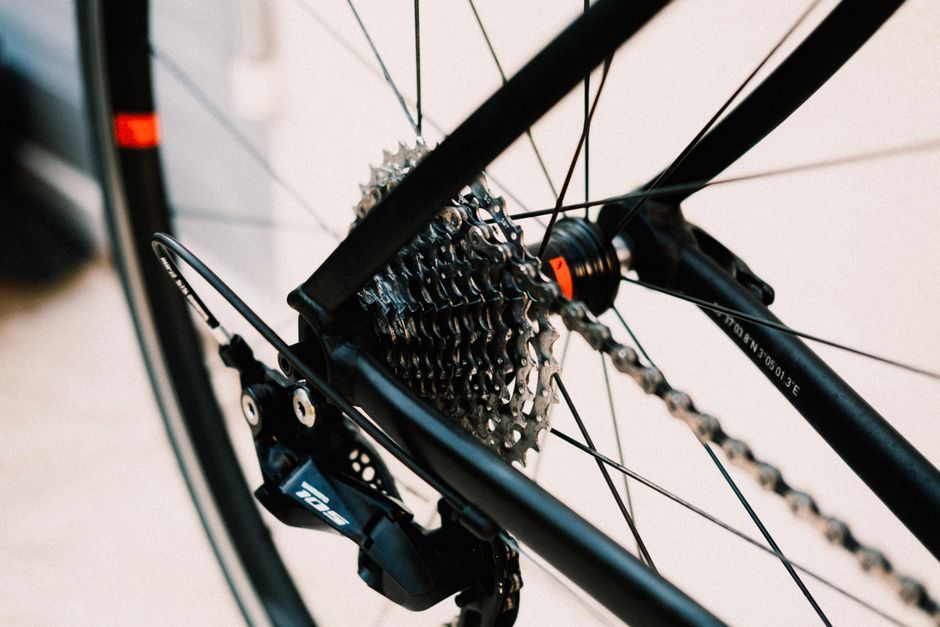 Gros plan sur la cassette et le dérailleur arrière d'un vélo
