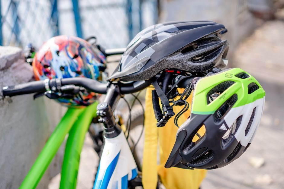 Casques de vélo posés sur un guidon, prêts à être remis avec la location