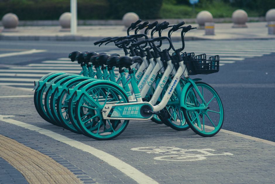 Rangée de vélos de location identiques stationnés le long d'une voie cyclable