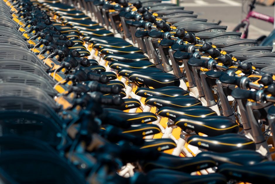 Flotte de vélos de location contrôlés et alignés avant le départ