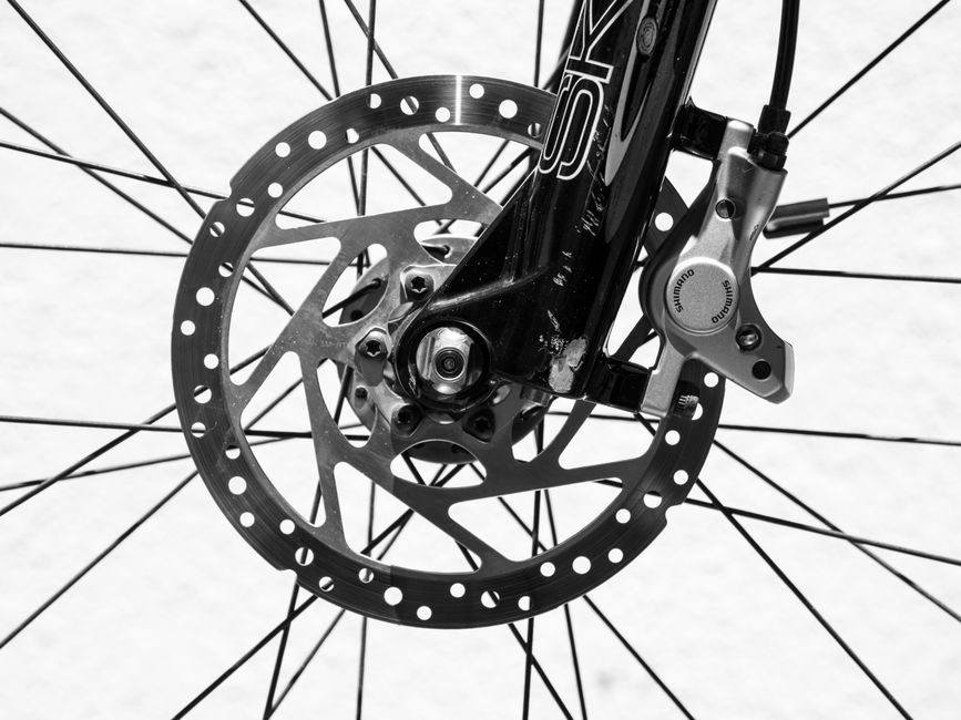 Gros plan sur un frein à disque de vélo et son étrier