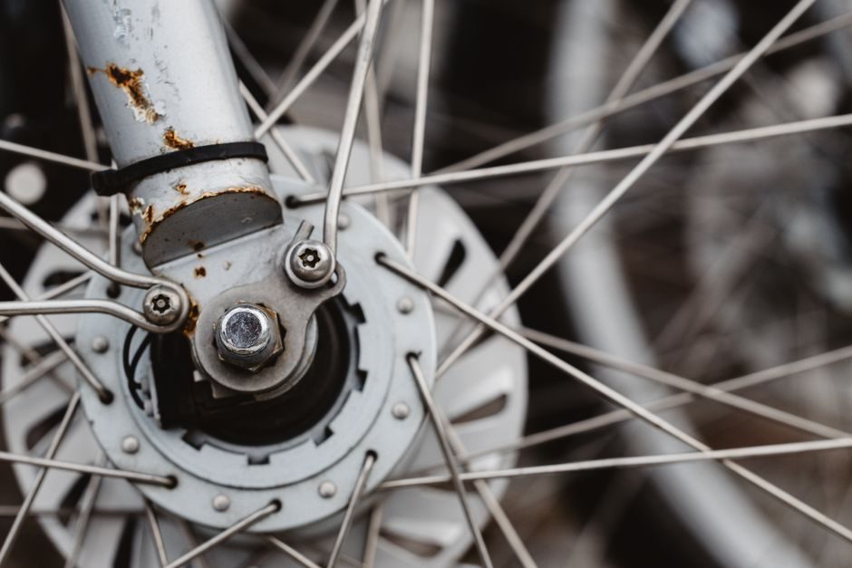 Moyeu et rayons d'une roue de vélo en cours de révision