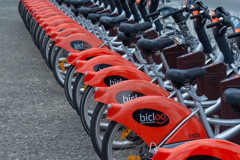 Vélos de location alignés à une station, prêts à partir