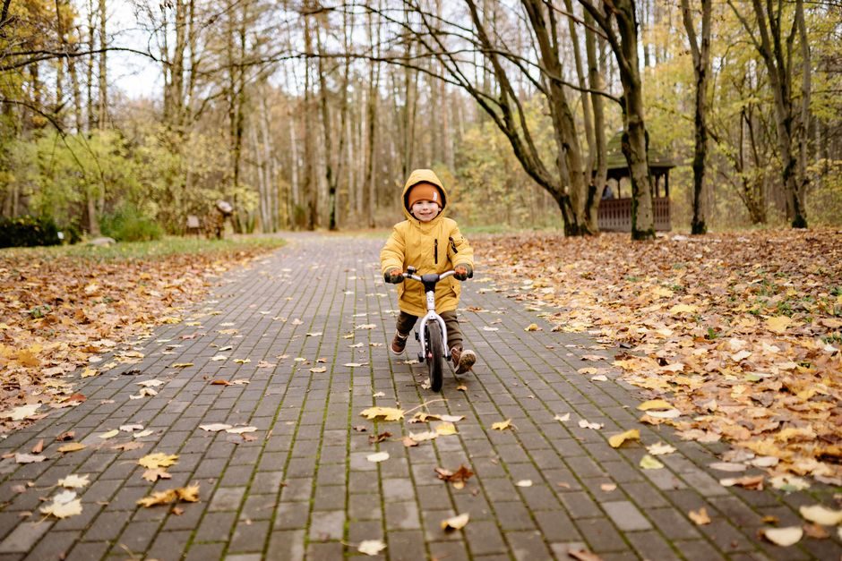 Jeune enfant pédalant sur un petit vélo adapté à sa taille